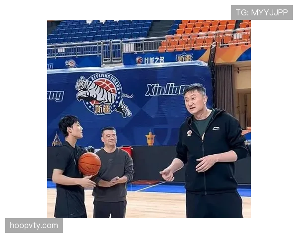 广州足球俱乐部主教练变动引发球队调整期，关键比赛考验阵容磨合与战术适应